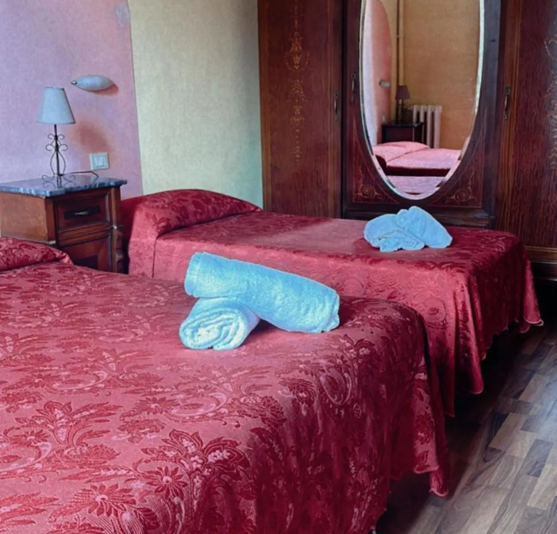 Room In Guest Room - Viareggio Old Style Sea View